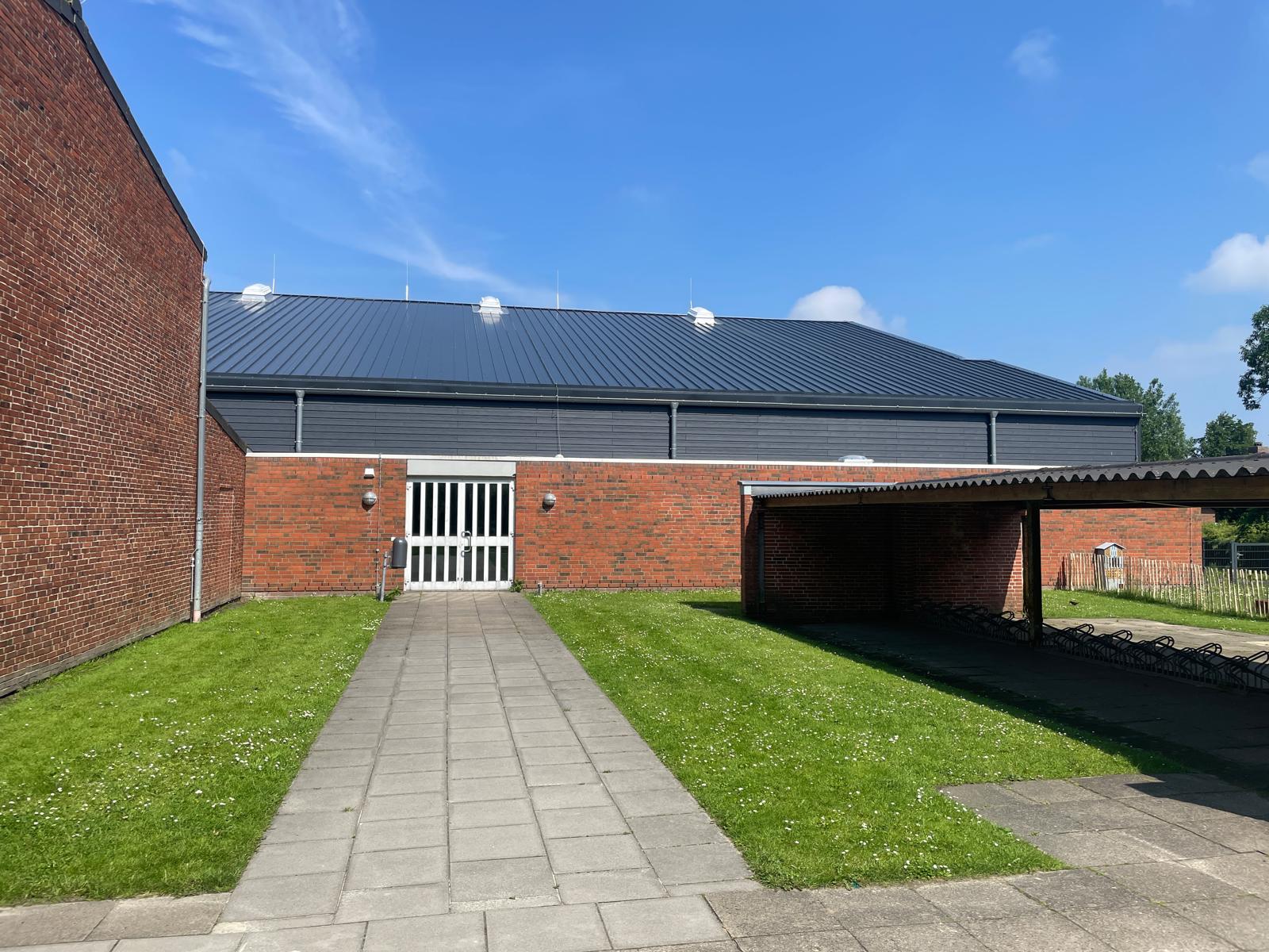 Große und kleine Sporthalle und Fitnessraum